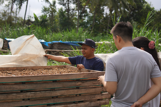We ensure that our coffee producers are involved in value chains that benefit their community.